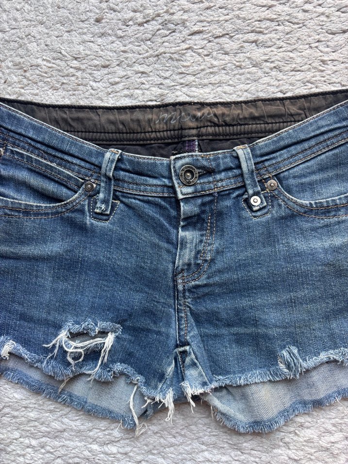 Nakışlı Düğmeli Mini Kot Şort - Görsel 2