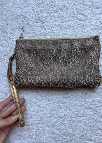  Beden Bej Süet DKNY logolu Fermuarlı Kadın Portföy Çanta