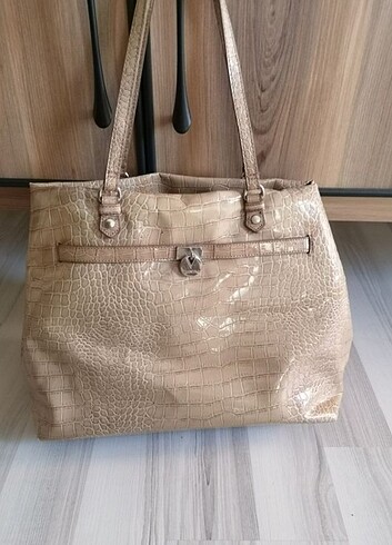 Valentino bölmeli çok gözlü kol çantası 
