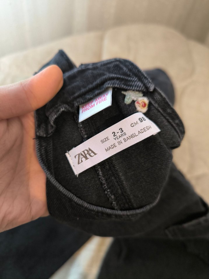 Kızlar için Siyah Nakışlı Kot Tulum - Görsel 3