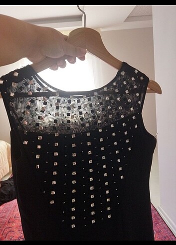 KADİN SİRTİ VE YAKASİ TAŞLİ ELBİSE - Görsel 2