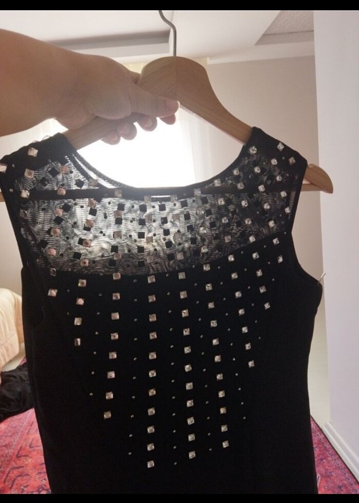 KADİN SİRTİ VE YAKASİ TAŞLİ ELBİSE - Görsel 2