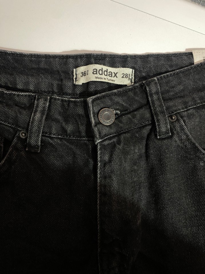 Siyah Yırtık Mini Kot Şort - Görsel 3