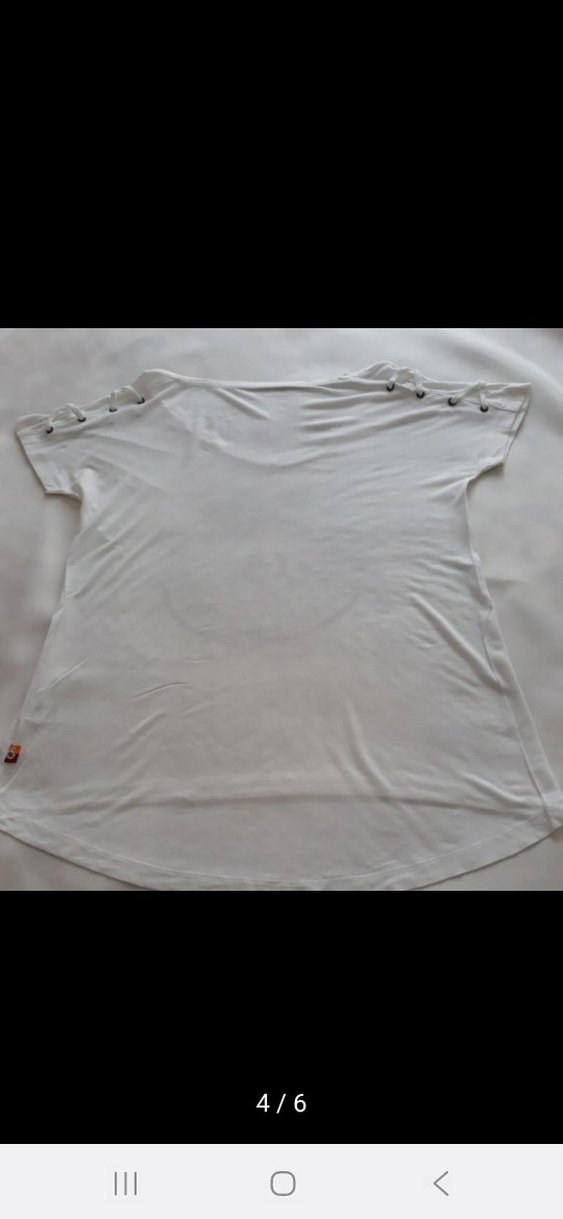 Düğme Detaylı Beyaz Kadın Tişört - Görsel 4