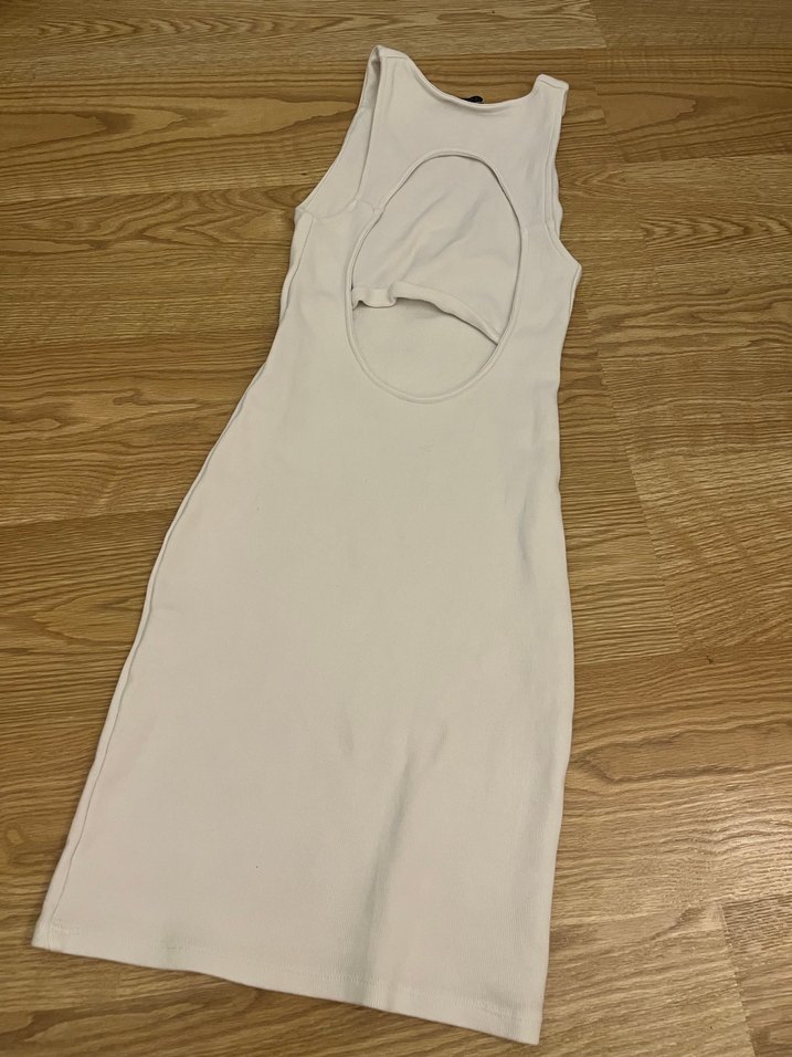 beyaz sirt detayli elbise - Görsel 2