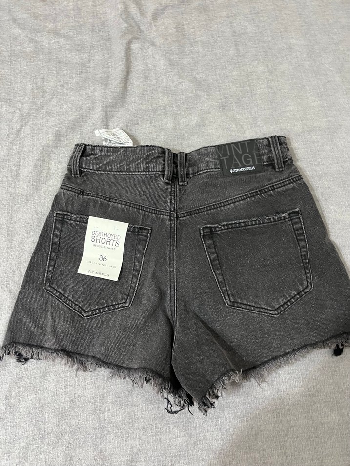 Gri Mini Denim Şort, Salaş Kesim - Görsel 2