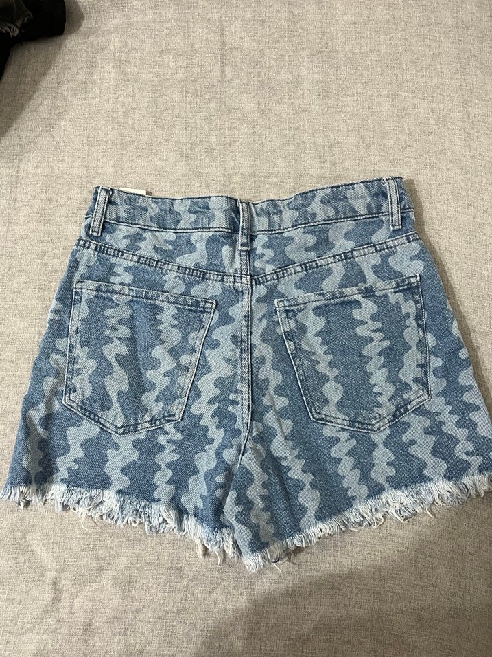 Kadın Mavi Renkli Dalgalı Desenli Denim Şort - Görsel 3