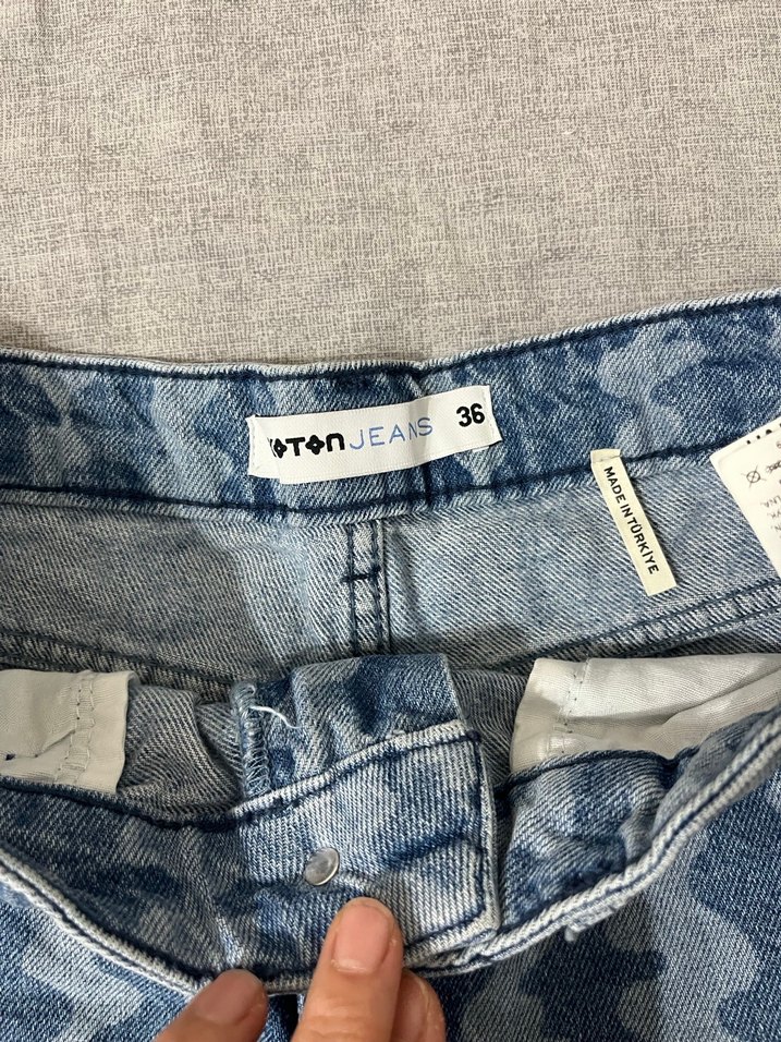 Kadın Mavi Renkli Dalgalı Desenli Denim Şort - Görsel 2