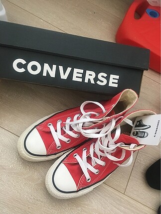 Kırmızı converse