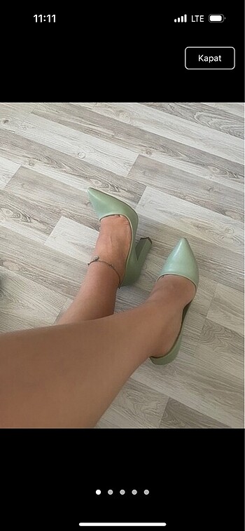 Su yeşili topuklu ayakkabı