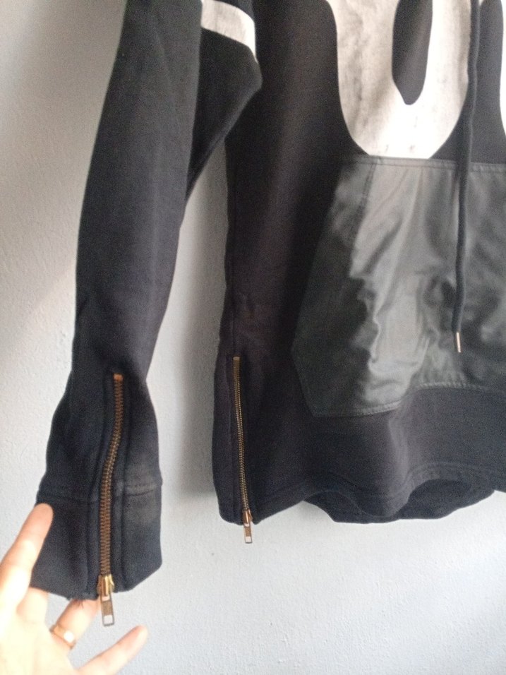 Siyah Kapüşonlu yanları ve kolları fermuarli sweatshirt - Görsel 2