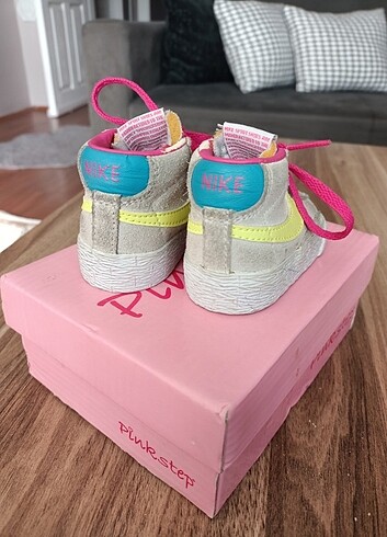 17 Beden pembe Renk Nike 17 numara..