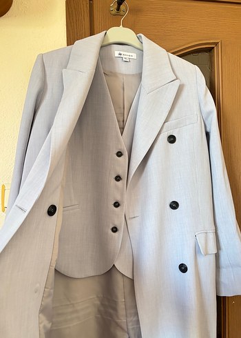 36 Beden gri Renk Düğmeli Gri yelek ve uzun blazer takım Kk desing markasına ait