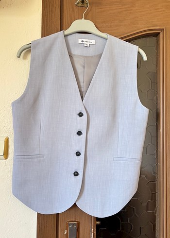 Düğmeli Gri yelek ve uzun blazer takım Kk desing markasına ait