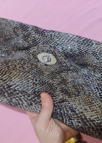 Gri Yılan Desenli Zincir Detaylı Deri Çanta - Görsel 5