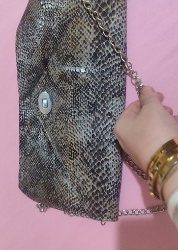 Gri Yılan Desenli Zincir Detaylı Deri Çanta - Görsel 4