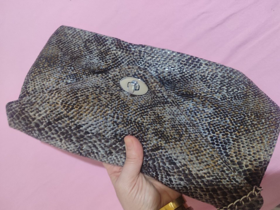 Gri Yılan Desenli Zincir Detaylı Deri Çanta - Görsel 5