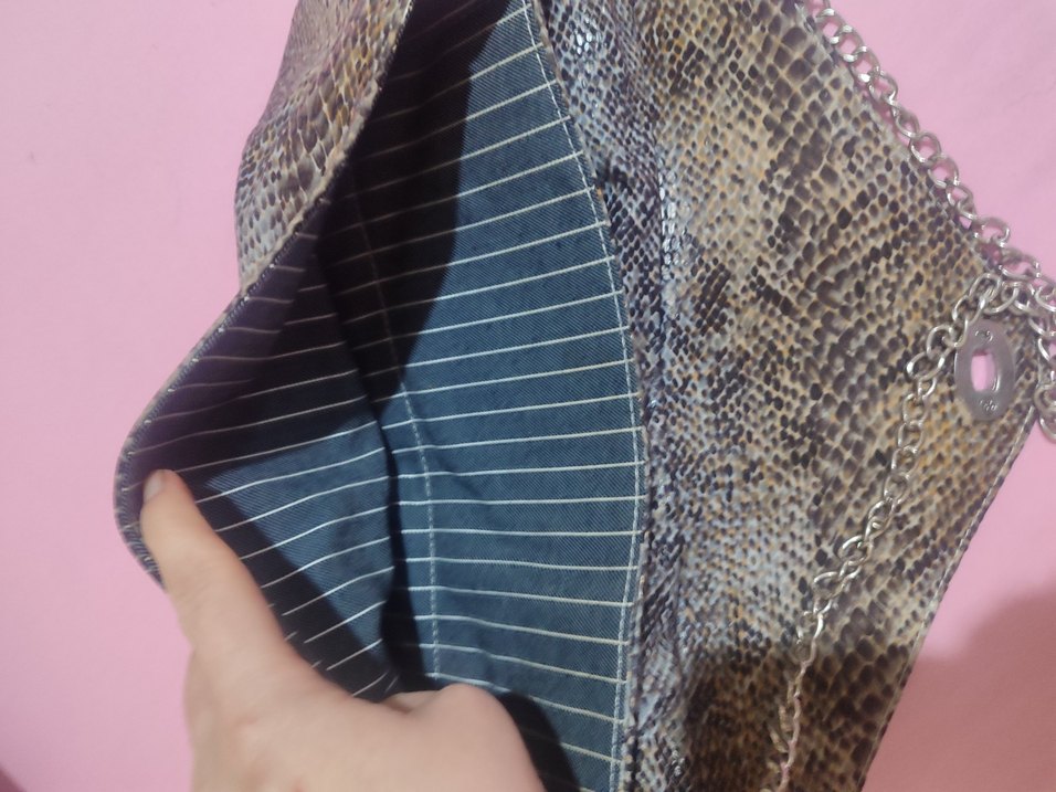 Gri Yılan Desenli Zincir Detaylı Deri Çanta - Görsel 3