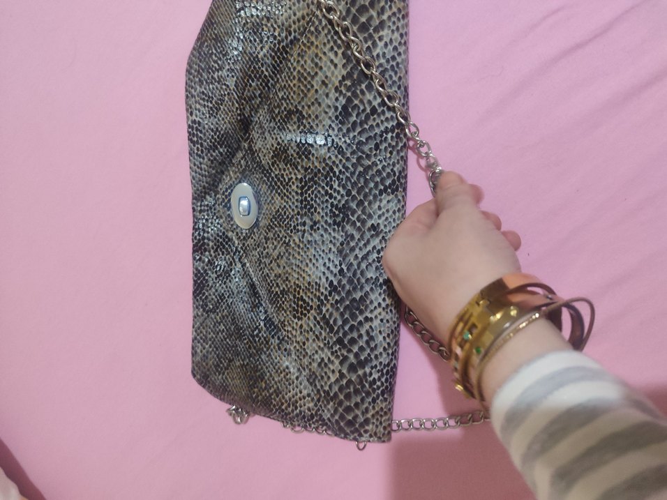 Gri Yılan Desenli Zincir Detaylı Deri Çanta - Görsel 4