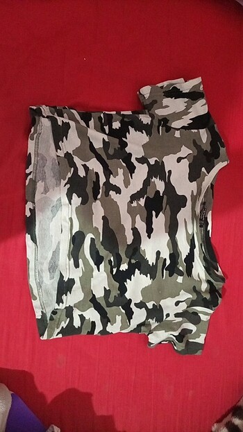 Kadın kamuflaj crop top 