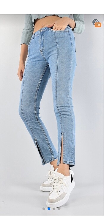 Paçası yırtmaçlı jean