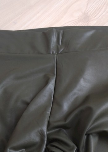 Kemer Detaylı Asker Yeşili Deri Kadın Tayt - Görsel 2