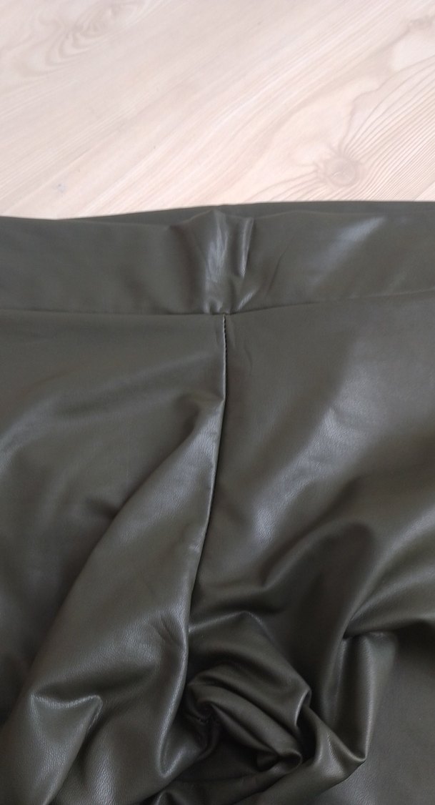 Kemer Detaylı Asker Yeşili Deri Kadın Tayt - Görsel 2