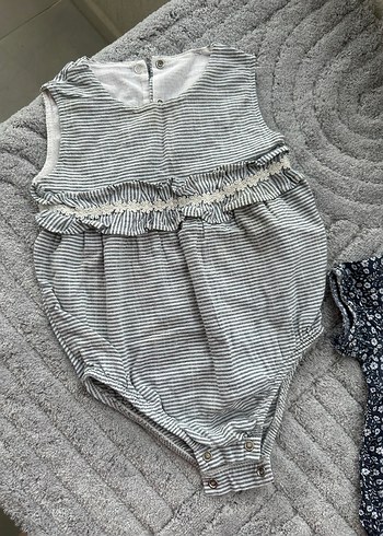 9 Ay Beden Dantel Detaylı Askısız Gri Bebek Body