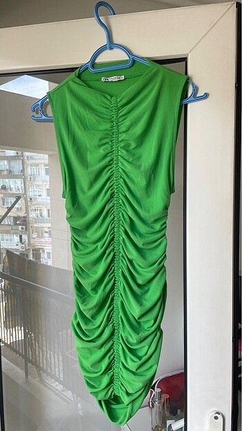 Zara büzgü detaylı elbise