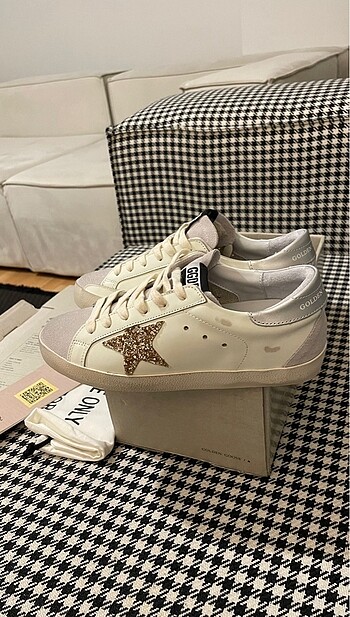 Golden Goose Deluxe Golden goose