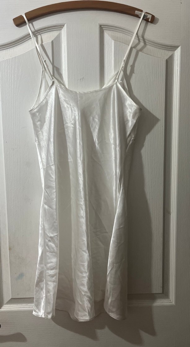 Beyaz Saten Mini gecelik V Yaka İnce Askılı - Görsel 2