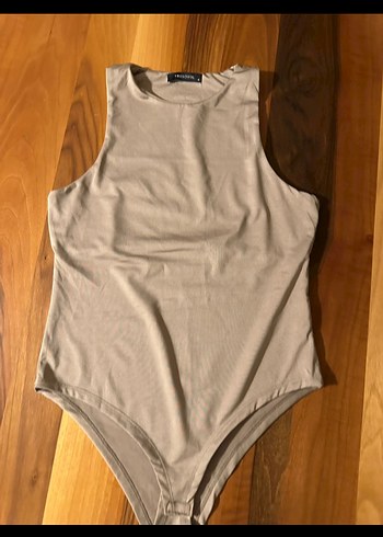 Bej Yüksek Yakalı Kolsuz Bodysuit