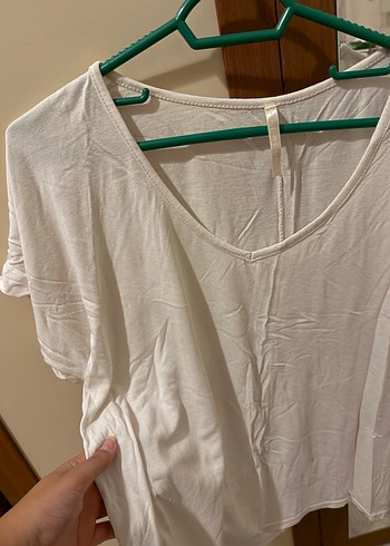 Beyaz V Yaka Kısa Kollu Kadın Tişört - Görsel 2