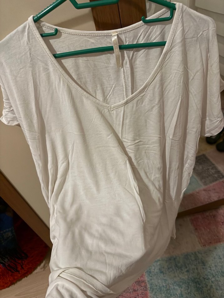 Beyaz V Yaka Kısa Kollu Kadın Tişört - Görsel 3