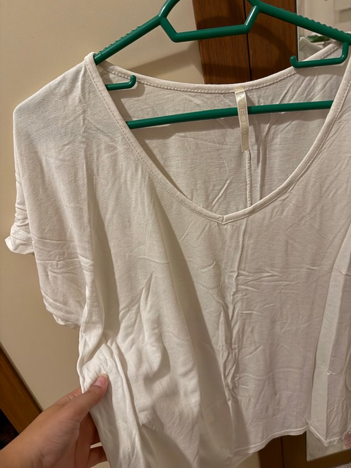 Beyaz V Yaka Kısa Kollu Kadın Tişört - Görsel 2