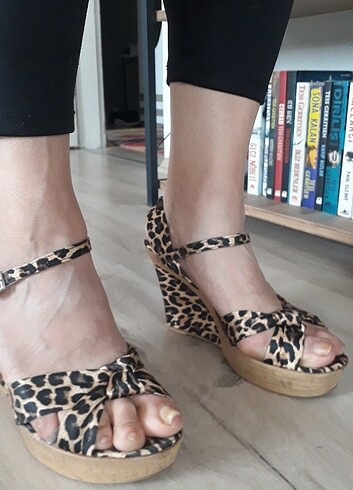 Diğer KADIN SATEN LEOPAR SANDALET