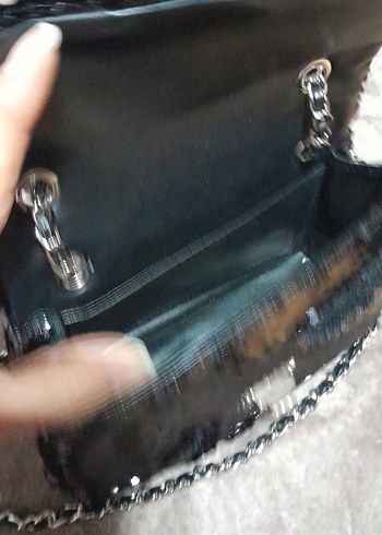 Zincir Detaylı Siyah Parlak Yılan Desenli Çanta - Görsel 3