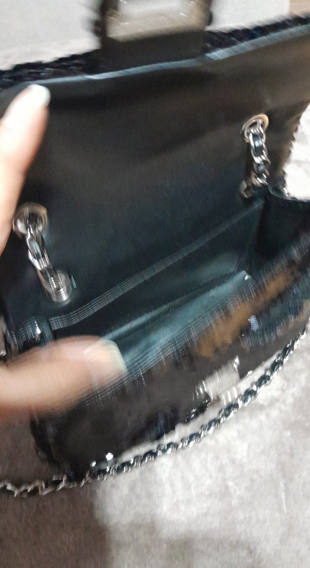 Zincir Detaylı Siyah Parlak Yılan Desenli Çanta - Görsel 3