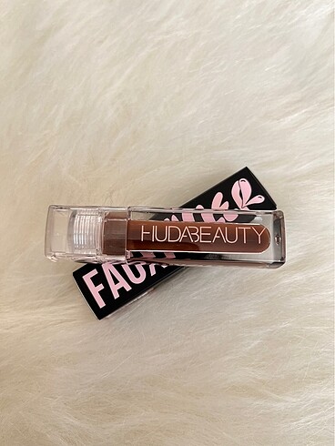 Huda Beauty Gloss Coco