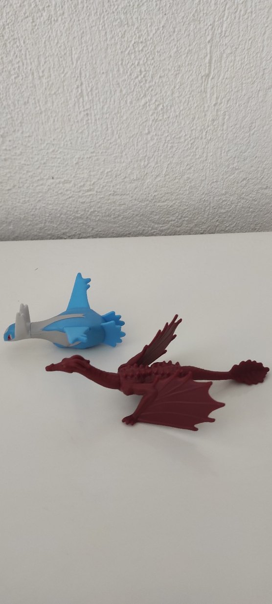 Renkli Mavi Uçak ve Kırmızı Ejderha Figürleri - Görsel 2