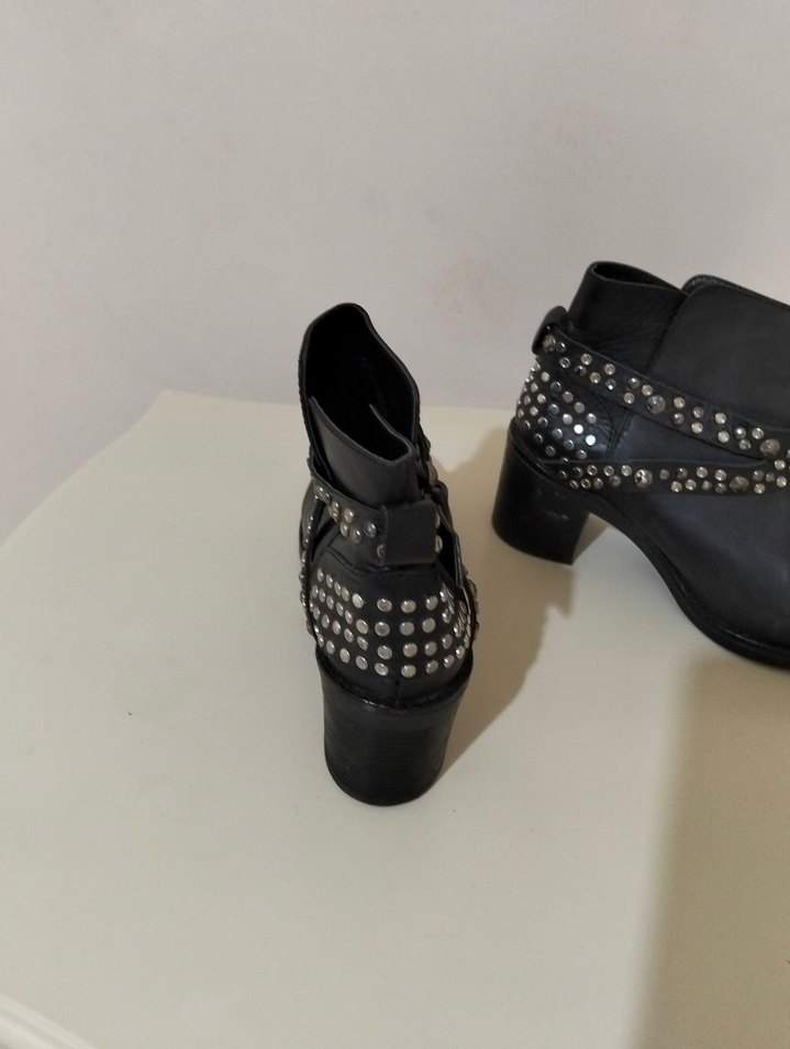 Tokalı Siyah Deri Topuklu Botlar - Görsel 2