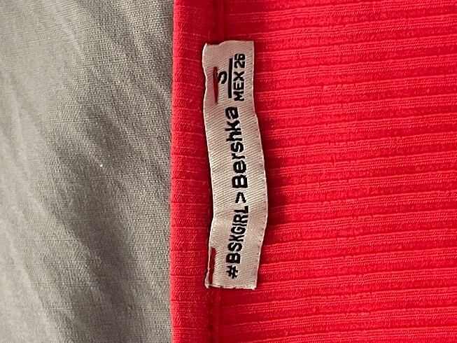 s Beden kırmızı Renk Narçiçeği crop