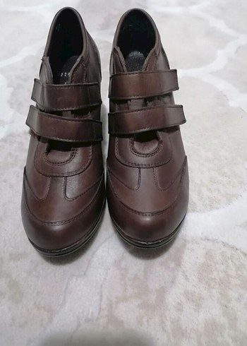 GÖN Kemerli Kahverengi Deri Kadın Ayakkabısı