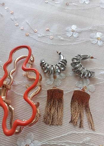 2 adet küpe ve toka