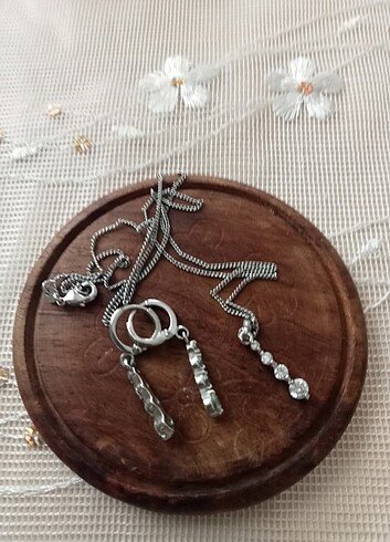 Kolye ve küpe takımı.