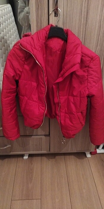 Kırmızı renk beli lastikli kollarında 