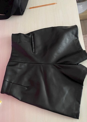 Düğmeli Siyah Deri Mini Şort - Görsel 3