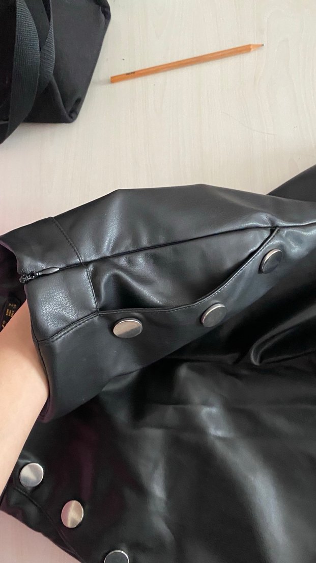 Düğmeli Siyah Deri Mini Şort - Görsel 2