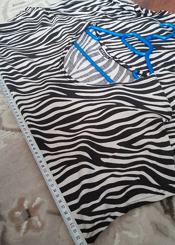 V Yaka Zebra Desenli Kadın Tişört - Görsel 6