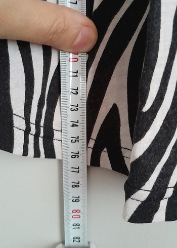 V Yaka Zebra Desenli Kadın Tişört - Görsel 4